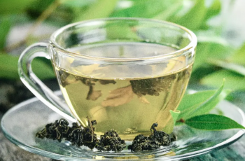 The Skin Benefits of Green Tea and How to Use It Right